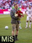 10.05.2025, Fussball 1. Bundesliga 2024/2025, 33. Spieltag,  FC Bayern Mnchen - Borussia Mnchengladbach, in der Allianz-Arena Mnchen. Sportvorstand Max Eberl (Bayern Mnchen) in Lederhosen mit Mllers Blumenstrauss bei der Verabschiedung von Thomas Mller (FC Bayern Mnchen) 