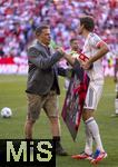 10.05.2025, Fussball 1. Bundesliga 2024/2025, 33. Spieltag,  FC Bayern Mnchen - Borussia Mnchengladbach, in der Allianz-Arena Mnchen. Sportvorstand Max Eberl (li, Bayern Mnchen) in Lederhosen bei der Verabschiedung von Thomas Mller (re, FC Bayern Mnchen) 