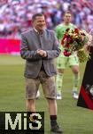 10.05.2025, Fussball 1. Bundesliga 2024/2025, 33. Spieltag,  FC Bayern Mnchen - Borussia Mnchengladbach, in der Allianz-Arena Mnchen. Sportvorstand Max Eberl (Bayern Mnchen) in Lederhosen bei der Verabschiedung von Thomas Mller (FC Bayern Mnchen) 