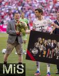 10.05.2025, Fussball 1. Bundesliga 2024/2025, 33. Spieltag,  FC Bayern Mnchen - Borussia Mnchengladbach, in der Allianz-Arena Mnchen. Sportvorstand Max Eberl (li, Bayern Mnchen) in Lederhosen bei der Verabschiedung von Thomas Mller (re, FC Bayern Mnchen) 