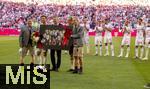 10.05.2025, Fussball 1. Bundesliga 2024/2025, 33. Spieltag,  FC Bayern Mnchen - Borussia Mnchengladbach, in der Allianz-Arena Mnchen. Thomas Mller (FC Bayern Mnchen) bekommt Blumen und ein Foto mit allen gewonnenen Trophen zu seiner Verabschiedung. v.li: Sportvorstand Max Eberl (Bayern Mnchen), Thomas Mller (FC Bayern Mnchen), Prsident Herbert Hainer (FC Bayern), Vorstandsvorsitzender Jan-Christian Dreesen (FC Bayern Mnchen), Geschftsfhrer Michael Diederich (FC Bayern Mnchen) alle in Lederhosen.
