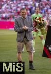 10.05.2025, Fussball 1. Bundesliga 2024/2025, 33. Spieltag,  FC Bayern Mnchen - Borussia Mnchengladbach, in der Allianz-Arena Mnchen. Sportvorstand Max Eberl (Bayern Mnchen) in Lederhosen bei der Verabschiedung von Thomas Mller (FC Bayern Mnchen) 