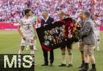 10.05.2025, Fussball 1. Bundesliga 2024/2025, 33. Spieltag,  FC Bayern Mnchen - Borussia Mnchengladbach, in der Allianz-Arena Mnchen. Thomas Mller (FC Bayern Mnchen) bekommt ein Foto mit allen gewonnenen Trophen zu seiner Verabschiedung. v.li: Thomas Mller (FC Bayern Mnchen), Prsident Herbert Hainer (FC Bayern), Vorstandsvorsitzender Jan-Christian Dreesen (FC Bayern Mnchen), Geschftsfhrer Michael Diederich (FC Bayern Mnchen), Thomas Mller (FC Bayern Mnchen), alle in Lederhosen.