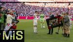 10.05.2025, Fussball 1. Bundesliga 2024/2025, 33. Spieltag,  FC Bayern Mnchen - Borussia Mnchengladbach, in der Allianz-Arena Mnchen. Thomas Mller (FC Bayern Mnchen) bekommt ein Foto mit allen gewonnenen Trophen zu seiner Verabschiedung. v.li: Thomas Mller (FC Bayern Mnchen), Prsident Herbert Hainer (FC Bayern), Vorstandsvorsitzender Jan-Christian Dreesen (FC Bayern Mnchen), Geschftsfhrer Michael Diederich (FC Bayern Mnchen), Thomas Mller (FC Bayern Mnchen), alle in Lederhosen.