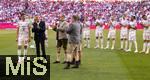 10.05.2025, Fussball 1. Bundesliga 2024/2025, 33. Spieltag,  FC Bayern Mnchen - Borussia Mnchengladbach, in der Allianz-Arena Mnchen. Thomas Mller (FC Bayern Mnchen) bei seiner Verabschiedung. v.li: Thomas Mller (FC Bayern Mnchen), Prsident Herbert Hainer (FC Bayern), Vorstandsvorsitzender Jan-Christian Dreesen (FC Bayern Mnchen), Geschftsfhrer Michael Diederich (FC Bayern Mnchen), Thomas Mller (FC Bayern Mnchen), alle in Lederhosen. hinten klatschen die Spieler.