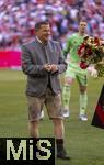 10.05.2025, Fussball 1. Bundesliga 2024/2025, 33. Spieltag,  FC Bayern Mnchen - Borussia Mnchengladbach, in der Allianz-Arena Mnchen. Sportvorstand Max Eberl (Bayern Mnchen) in Lederhosen bei der Verabschiedung von Thomas Mller (FC Bayern Mnchen) 