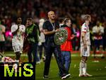 10.05.2025, Fussball 1. Bundesliga 2024/2025, 33. Spieltag,  FC Bayern Mnchen - Borussia Mnchengladbach, in der Allianz-Arena Mnchen. Siegerehrung des Deutschen Meisters, der FC Bayern feiert seine 34. Meisterschaft nach Spielende. Trainer Vincent Kompany (FC Bayern Mnchen) mit der Meisterschale, Patschnass nach einer Bierdusche.