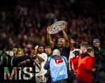 10.05.2025, Fussball 1. Bundesliga 2024/2025, 33. Spieltag,  FC Bayern Mnchen - Borussia Mnchengladbach, in der Allianz-Arena Mnchen. Siegerehrung des Deutschen Meisters, der FC Bayern feiert seine 34. Meisterschaft nach Spielende. Trainer Vincent Kompany (FC Bayern Mnchen) mit der Meisterschale, Patschnass nach einer Bierdusche.
