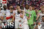 10.05.2025, Fussball 1. Bundesliga 2024/2025, 33. Spieltag,  FC Bayern Mnchen - Borussia Mnchengladbach, in der Allianz-Arena Mnchen. Siegerehrung des Deutschen Meisters, der FC Bayern feiert seine 34. Meisterschaft nach Spielende. Harry Kane (FC Bayern Mnchen) ksst die Meisterschale. 