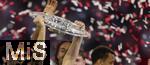 10.05.2025, Fussball 1. Bundesliga 2024/2025, 33. Spieltag,  FC Bayern Mnchen - Borussia Mnchengladbach, in der Allianz-Arena Mnchen. Siegerehrung des Deutschen Meisters, der FC Bayern feiert seine 34. Meisterschaft nach Spielende. Harry Kane (FC Bayern Mnchen) prsentiert die Meisterschale.