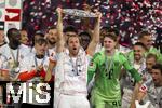 10.05.2025, Fussball 1. Bundesliga 2024/2025, 33. Spieltag,  FC Bayern Mnchen - Borussia Mnchengladbach, in der Allianz-Arena Mnchen. Siegerehrung des Deutschen Meisters, der FC Bayern feiert seine 34. Meisterschaft nach Spielende. Harry Kane (FC Bayern Mnchen) prsentiert die Meisterschale. 