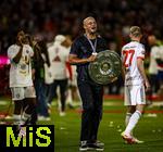 10.05.2025, Fussball 1. Bundesliga 2024/2025, 33. Spieltag,  FC Bayern Mnchen - Borussia Mnchengladbach, in der Allianz-Arena Mnchen. Siegerehrung des Deutschen Meisters, der FC Bayern feiert seine 34. Meisterschaft nach Spielende. Trainer Vincent Kompany (FC Bayern Mnchen) mit der Meisterschale, Patschnass nach einer Bierdusche.