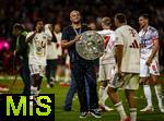 10.05.2025, Fussball 1. Bundesliga 2024/2025, 33. Spieltag,  FC Bayern Mnchen - Borussia Mnchengladbach, in der Allianz-Arena Mnchen. Siegerehrung des Deutschen Meisters, der FC Bayern feiert seine 34. Meisterschaft nach Spielende. Trainer Vincent Kompany (FC Bayern Mnchen) mit der Meisterschale, Patschnass nach einer Bierdusche.