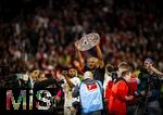 10.05.2025, Fussball 1. Bundesliga 2024/2025, 33. Spieltag,  FC Bayern Mnchen - Borussia Mnchengladbach, in der Allianz-Arena Mnchen. Siegerehrung des Deutschen Meisters, der FC Bayern feiert seine 34. Meisterschaft nach Spielende. Trainer Vincent Kompany (FC Bayern Mnchen) mit der Meisterschale, Patschnass nach einer Bierdusche.