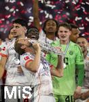 10.05.2025, Fussball 1. Bundesliga 2024/2025, 33. Spieltag,  FC Bayern Mnchen - Borussia Mnchengladbach, in der Allianz-Arena Mnchen. Siegerehrung des Deutschen Meisters, der FC Bayern feiert seine 34. Meisterschaft nach Spielende. Harry Kane (FC Bayern Mnchen) ksst die Meisterschale. 