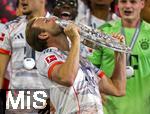10.05.2025, Fussball 1. Bundesliga 2024/2025, 33. Spieltag,  FC Bayern Mnchen - Borussia Mnchengladbach, in der Allianz-Arena Mnchen. Siegerehrung des Deutschen Meisters, der FC Bayern feiert seine 34. Meisterschaft nach Spielende. Harry Kane (FC Bayern Mnchen) ksst die Meisterschale. 