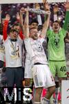 10.05.2025, Fussball 1. Bundesliga 2024/2025, 33. Spieltag,  FC Bayern Mnchen - Borussia Mnchengladbach, in der Allianz-Arena Mnchen. Siegerehrung des Deutschen Meisters, der FC Bayern feiert seine 34. Meisterschaft nach Spielende. Eric Dier (FC Bayern Mnchen) prsentiert die Meisterschale.