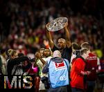 10.05.2025, Fussball 1. Bundesliga 2024/2025, 33. Spieltag,  FC Bayern Mnchen - Borussia Mnchengladbach, in der Allianz-Arena Mnchen. Siegerehrung des Deutschen Meisters, der FC Bayern feiert seine 34. Meisterschaft nach Spielende. Trainer Vincent Kompany (FC Bayern Mnchen) mit der Meisterschale, Patschnass nach einer Bierdusche.