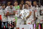 10.05.2025, Fussball 1. Bundesliga 2024/2025, 33. Spieltag,  FC Bayern Mnchen - Borussia Mnchengladbach, in der Allianz-Arena Mnchen. Siegerehrung des Deutschen Meisters, der FC Bayern feiert seine 34. Meisterschaft nach Spielende. Leroy Sane (Bayern Mnchen) und Thomas Mller (FC Bayern Mnchen) prsentieren zusammen die Meisterschale. Vorne am Podest steht der Porzellan-Kakadu aus dem Kfer.