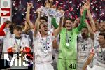 10.05.2025, Fussball 1. Bundesliga 2024/2025, 33. Spieltag,  FC Bayern Mnchen - Borussia Mnchengladbach, in der Allianz-Arena Mnchen. Siegerehrung des Deutschen Meisters, der FC Bayern feiert seine 34. Meisterschaft nach Spielende. Harry Kane (FC Bayern Mnchen) prsentiert die Meisterschale.  Torwart Jonas Urbig (FC Bayern Mnchen) 