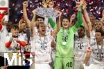 10.05.2025, Fussball 1. Bundesliga 2024/2025, 33. Spieltag,  FC Bayern Mnchen - Borussia Mnchengladbach, in der Allianz-Arena Mnchen. Siegerehrung des Deutschen Meisters, der FC Bayern feiert seine 34. Meisterschaft nach Spielende. Harry Kane (FC Bayern Mnchen) prsentiert die Meisterschale.  Torwart Jonas Urbig (FC Bayern Mnchen) 