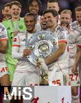 10.05.2025, Fussball 1. Bundesliga 2024/2025, 33. Spieltag,  FC Bayern Mnchen - Borussia Mnchengladbach, in der Allianz-Arena Mnchen. Siegerehrung des Deutschen Meisters, der FC Bayern feiert seine 34. Meisterschaft nach Spielende. Leroy Sane (Bayern Mnchen) und Thomas Mller (FC Bayern Mnchen) prsentieren zusammen die Meisterschale. Vorne am Podest steht der Porzellan-Kakadu aus dem Kfer.