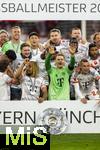 10.05.2025, Fussball 1. Bundesliga 2024/2025, 33. Spieltag,  FC Bayern Mnchen - Borussia Mnchengladbach, in der Allianz-Arena Mnchen. Siegerehrung des Deutschen Meisters, der FC Bayern feiert seine 34. Meisterschaft nach Spielende. Sacha Boey (FC Bayern Mnchen), Torwart Manuel Neuer (FC Bayern Mnchen), Gabriel Vidovic (FC Bayern Mnchen), Min-jae Kim (Bayern Mnchen, Minjae Kim), Torwart Daniel Peretz (FC Bayern Mnchen) 