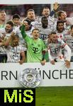 10.05.2025, Fussball 1. Bundesliga 2024/2025, 33. Spieltag,  FC Bayern Mnchen - Borussia Mnchengladbach, in der Allianz-Arena Mnchen. Siegerehrung des Deutschen Meisters, der FC Bayern feiert seine 34. Meisterschaft nach Spielende. Sacha Boey (FC Bayern Mnchen), Torwart Manuel Neuer (FC Bayern Mnchen), Gabriel Vidovic (FC Bayern Mnchen), Min-jae Kim (Bayern Mnchen, Minjae Kim), Torwart Daniel Peretz (FC Bayern Mnchen), Eric Dier (FC Bayern Mnchen), Serge Gnabry (FC Bayern Mnchen) 