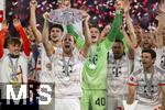 10.05.2025, Fussball 1. Bundesliga 2024/2025, 33. Spieltag,  FC Bayern Mnchen - Borussia Mnchengladbach, in der Allianz-Arena Mnchen. Siegerehrung des Deutschen Meisters, der FC Bayern feiert seine 34. Meisterschaft nach Spielende. Harry Kane (FC Bayern Mnchen) prsentiert die Meisterschale.  Torwart Jonas Urbig (FC Bayern Mnchen) 