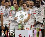 10.05.2025, Fussball 1. Bundesliga 2024/2025, 33. Spieltag,  FC Bayern Mnchen - Borussia Mnchengladbach, in der Allianz-Arena Mnchen. Siegerehrung des Deutschen Meisters, der FC Bayern feiert seine 34. Meisterschaft nach Spielende. Leroy Sane (Bayern Mnchen) und Thomas Mller (FC Bayern Mnchen) prsentieren zusammen die Meisterschale. Vorne am Podest steht der Porzellan-Kakadu aus dem Kfer.