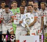 10.05.2025, Fussball 1. Bundesliga 2024/2025, 33. Spieltag,  FC Bayern Mnchen - Borussia Mnchengladbach, in der Allianz-Arena Mnchen. Siegerehrung des Deutschen Meisters, der FC Bayern feiert seine 34. Meisterschaft nach Spielende. Leroy Sane (Bayern Mnchen) und Thomas Mller (FC Bayern Mnchen) prsentieren zusammen die Meisterschale. Vorne am Podest steht der Porzellan-Kakadu aus dem Kfer.