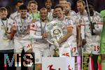 10.05.2025, Fussball 1. Bundesliga 2024/2025, 33. Spieltag,  FC Bayern Mnchen - Borussia Mnchengladbach, in der Allianz-Arena Mnchen. Siegerehrung des Deutschen Meisters, der FC Bayern feiert seine 34. Meisterschaft nach Spielende. Leroy Sane (Bayern Mnchen) und Thomas Mller (FC Bayern Mnchen) prsentieren zusammen die Meisterschale. Vorne am Podest steht der Porzellan-Kakadu aus dem Kfer.