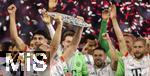10.05.2025, Fussball 1. Bundesliga 2024/2025, 33. Spieltag,  FC Bayern Mnchen - Borussia Mnchengladbach, in der Allianz-Arena Mnchen. Siegerehrung des Deutschen Meisters, der FC Bayern feiert seine 34. Meisterschaft nach Spielende. Harry Kane (FC Bayern Mnchen) prsentiert die Meisterschale. 