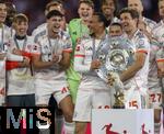 10.05.2025, Fussball 1. Bundesliga 2024/2025, 33. Spieltag,  FC Bayern Mnchen - Borussia Mnchengladbach, in der Allianz-Arena Mnchen. Siegerehrung des Deutschen Meisters, der FC Bayern feiert seine 34. Meisterschaft nach Spielende. Leroy Sane (Bayern Mnchen) und Thomas Mller (FC Bayern Mnchen) prsentieren zusammen die Meisterschale. Vorne am Podest steht der Porzellan-Kakadu aus dem Kfer.