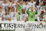 10.05.2025, Fussball 1. Bundesliga 2024/2025, 33. Spieltag,  FC Bayern Mnchen - Borussia Mnchengladbach, in der Allianz-Arena Mnchen. Siegerehrung des Deutschen Meisters, der FC Bayern feiert seine 34. Meisterschaft nach Spielende. Sacha Boey (FC Bayern Mnchen), Torwart Manuel Neuer (FC Bayern Mnchen), Gabriel Vidovic (FC Bayern Mnchen), Min-jae Kim (Bayern Mnchen, Minjae Kim), Torwart Daniel Peretz (FC Bayern Mnchen), Eric Dier (FC Bayern Mnchen), Serge Gnabry (FC Bayern Mnchen), Joshua Kimmich (FC Bayern Mnchen), Thomas Mller (FC Bayern Mnchen) 