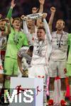 10.05.2025, Fussball 1. Bundesliga 2024/2025, 33. Spieltag,  FC Bayern Mnchen - Borussia Mnchengladbach, in der Allianz-Arena Mnchen. Siegerehrung des Deutschen Meisters, der FC Bayern feiert seine 34. Meisterschaft nach Spielende. Gabriel Vidovic (FC Bayern Mnchen) prsentiert die Meisterschale.