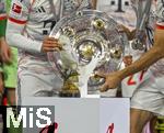 10.05.2025, Fussball 1. Bundesliga 2024/2025, 33. Spieltag,  FC Bayern Mnchen - Borussia Mnchengladbach, in der Allianz-Arena Mnchen. Siegerehrung des Deutschen Meisters, der FC Bayern feiert seine 34. Meisterschaft nach Spielende. Leroy Sane (Bayern Mnchen) und Thomas Mller (FC Bayern Mnchen) prsentieren zusammen die Meisterschale. Vorne am Podest steht der Porzellan-Kakadu aus dem Kfer.