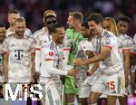 10.05.2025, Fussball 1. Bundesliga 2024/2025, 33. Spieltag,  FC Bayern Mnchen - Borussia Mnchengladbach, in der Allianz-Arena Mnchen. Siegerehrung des Deutschen Meisters, der FC Bayern feiert seine 34. Meisterschaft nach Spielende. Leroy Sane (Bayern Mnchen) und Thomas Mller (FC Bayern Mnchen) prsentieren zusammen die Meisterschale. 