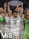 10.05.2025, Fussball 1. Bundesliga 2024/2025, 33. Spieltag,  FC Bayern Mnchen - Borussia Mnchengladbach, in der Allianz-Arena Mnchen. Siegerehrung des Deutschen Meisters, der FC Bayern feiert seine 34. Meisterschaft nach Spielende. Raphael Guerreiro (FC Bayern Mnchen)  prsentiert die Meisterschale. Torwart Jonas Urbig (FC Bayern Mnchen), Eric Dier (FC Bayern Mnchen), Serge Gnabry (FC Bayern Mnchen), Harry Kane (FC Bayern Mnchen), 