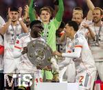 10.05.2025, Fussball 1. Bundesliga 2024/2025, 33. Spieltag,  FC Bayern Mnchen - Borussia Mnchengladbach, in der Allianz-Arena Mnchen. Siegerehrung des Deutschen Meisters, der FC Bayern feiert seine 34. Meisterschaft nach Spielende. v.li: Alphonso Davies (FC Bayern Mnchen) und Jamal Musiala (FC Bayern Mnchen) prsentieren zusammen die Meisterschale. 