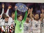 10.05.2025, Fussball 1. Bundesliga 2024/2025, 33. Spieltag,  FC Bayern Mnchen - Borussia Mnchengladbach, in der Allianz-Arena Mnchen. Siegerehrung des Deutschen Meisters, der FC Bayern feiert seine 34. Meisterschaft nach Spielende. Torwart Jonas Urbig (FC Bayern Mnchen) prsentiert die Meisterschale. 
