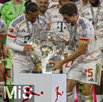 10.05.2025, Fussball 1. Bundesliga 2024/2025, 33. Spieltag,  FC Bayern Mnchen - Borussia Mnchengladbach, in der Allianz-Arena Mnchen. Siegerehrung des Deutschen Meisters, der FC Bayern feiert seine 34. Meisterschaft nach Spielende. Leroy Sane (Bayern Mnchen) und Thomas Mller (FC Bayern Mnchen) prsentieren zusammen die Meisterschale. Vorne am Podest steht der Porzellan-Kakadu aus dem Kfer.