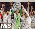 10.05.2025, Fussball 1. Bundesliga 2024/2025, 33. Spieltag,  FC Bayern Mnchen - Borussia Mnchengladbach, in der Allianz-Arena Mnchen. Siegerehrung des Deutschen Meisters, der FC Bayern feiert seine 34. Meisterschaft nach Spielende. v.li: Alphonso Davies (FC Bayern Mnchen) und Jamal Musiala (FC Bayern Mnchen) prsentieren zusammen die Meisterschale. 