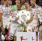 10.05.2025, Fussball 1. Bundesliga 2024/2025, 33. Spieltag,  FC Bayern Mnchen - Borussia Mnchengladbach, in der Allianz-Arena Mnchen. Siegerehrung des Deutschen Meisters, der FC Bayern feiert seine 34. Meisterschaft nach Spielende. Leroy Sane (Bayern Mnchen) und Thomas Mller (FC Bayern Mnchen) prsentieren zusammen die Meisterschale. Vorne am Podest steht der Porzellan-Kakadu aus dem Kfer.