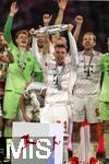 10.05.2025, Fussball 1. Bundesliga 2024/2025, 33. Spieltag,  FC Bayern Mnchen - Borussia Mnchengladbach, in der Allianz-Arena Mnchen. Siegerehrung des Deutschen Meisters, der FC Bayern feiert seine 34. Meisterschaft nach Spielende. Gabriel Vidovic (FC Bayern Mnchen) 