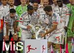 10.05.2025, Fussball 1. Bundesliga 2024/2025, 33. Spieltag,  FC Bayern Mnchen - Borussia Mnchengladbach, in der Allianz-Arena Mnchen. Siegerehrung des Deutschen Meisters, der FC Bayern feiert seine 34. Meisterschaft nach Spielende. Leroy Sane (Bayern Mnchen) und Thomas Mller (FC Bayern Mnchen) prsentieren zusammen die Meisterschale. Vorne am Podest steht der Porzellan-Kakadu aus dem Kfer.