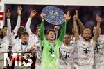 10.05.2025, Fussball 1. Bundesliga 2024/2025, 33. Spieltag,  FC Bayern Mnchen - Borussia Mnchengladbach, in der Allianz-Arena Mnchen. Siegerehrung des Deutschen Meisters, der FC Bayern feiert seine 34. Meisterschaft nach Spielende. Torwart Jonas Urbig (FC Bayern Mnchen) prsentiert die Meisterschale. 