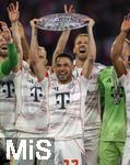 10.05.2025, Fussball 1. Bundesliga 2024/2025, 33. Spieltag,  FC Bayern Mnchen - Borussia Mnchengladbach, in der Allianz-Arena Mnchen. Siegerehrung des Deutschen Meisters, der FC Bayern feiert seine 34. Meisterschaft nach Spielende. Raphael Guerreiro (FC Bayern Mnchen)  prsentiert die Meisterschale.
