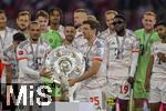 10.05.2025, Fussball 1. Bundesliga 2024/2025, 33. Spieltag,  FC Bayern Mnchen - Borussia Mnchengladbach, in der Allianz-Arena Mnchen. Siegerehrung des Deutschen Meisters, der FC Bayern feiert seine 34. Meisterschaft nach Spielende. Leroy Sane (Bayern Mnchen) und Thomas Mller (FC Bayern Mnchen) prsentieren zusammen die Meisterschale. Vorne am Podest steht der Porzellan-Kakadu aus dem Kfer.