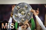 10.05.2025, Fussball 1. Bundesliga 2024/2025, 33. Spieltag,  FC Bayern Mnchen - Borussia Mnchengladbach, in der Allianz-Arena Mnchen. Siegerehrung des Deutschen Meisters, der FC Bayern feiert seine 34. Meisterschaft nach Spielende. v.li: Alphonso Davies (FC Bayern Mnchen) und Jamal Musiala (FC Bayern Mnchen) prsentieren zusammen die Meisterschale. Detail